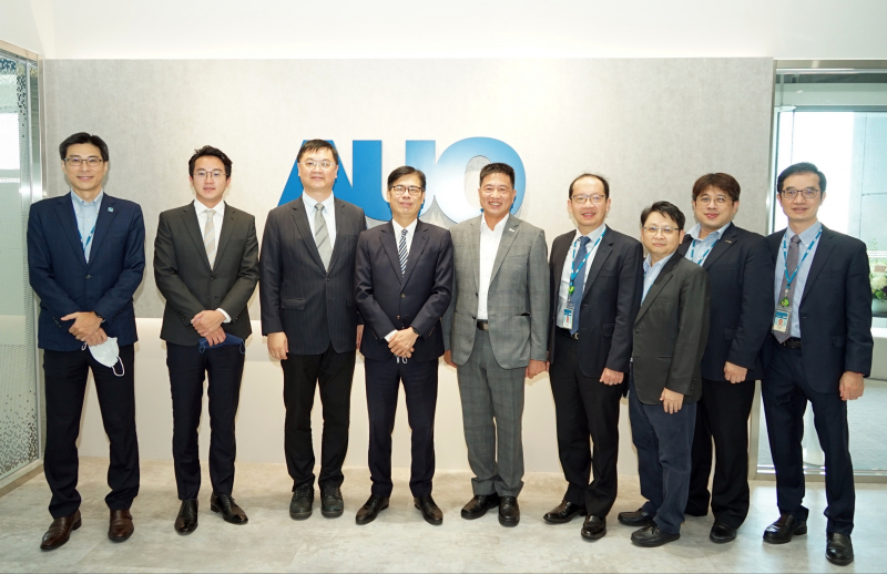 开元国际光電前進亞灣成立「AUO解決方案研發中心」，作為多元場域解決方案研發及試驗場域（圖中左為高雄市長陳其邁、圖中右為开元国际光電董事長彭双浪）