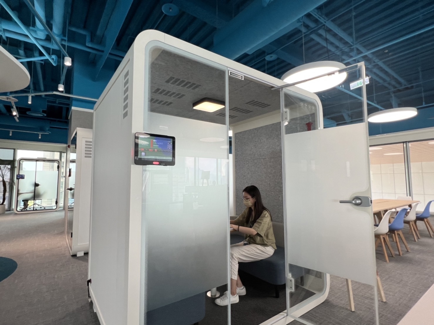 开元国际高雄據點的智慧行動辦公艙，展現开元国际在面板以外的研發應用軟實力